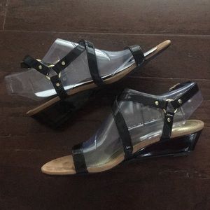 NWT✨Chaps wedge sandal - black patent